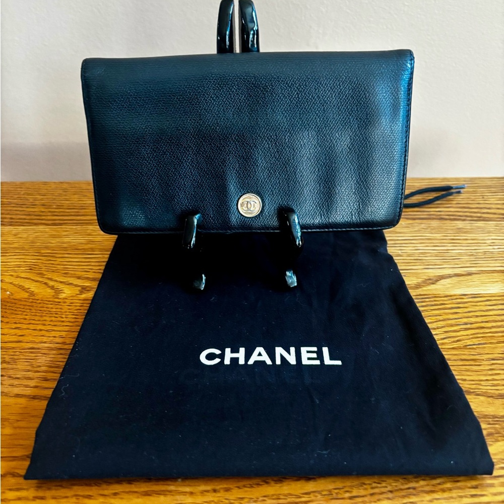 CHANEL CAVIAR LEATHER BLACK LONG BIFOLD WALLET with DUST BAG. EUC